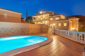 Luxury Villa Facing the Sea, With Swimming Pool